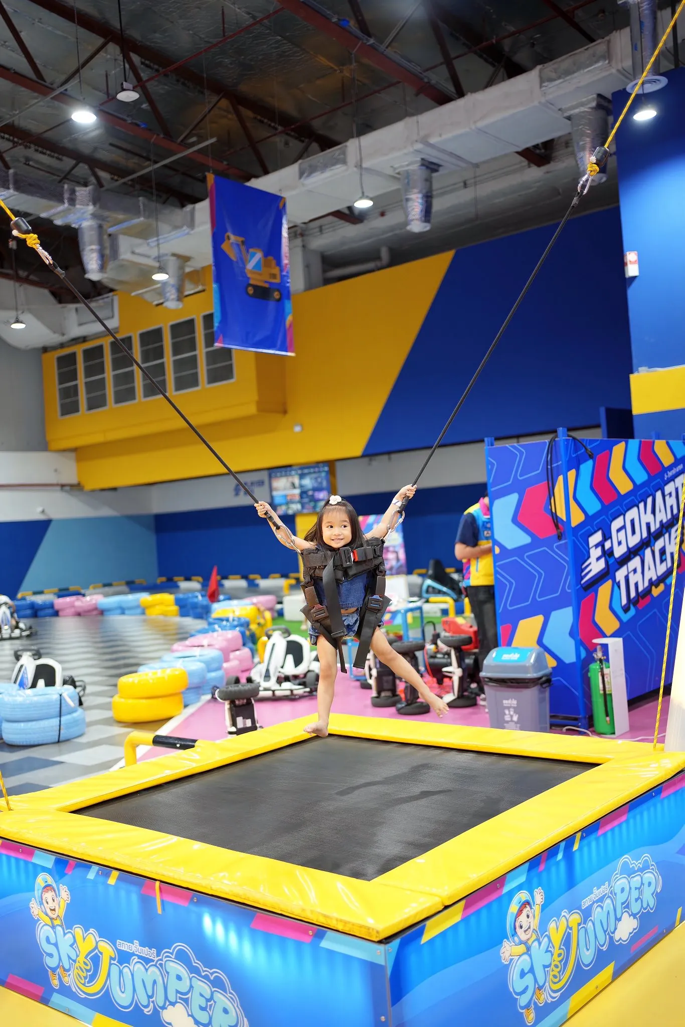 ทีมงานดูแลตลอดทุกรอบ — Sky Jumper