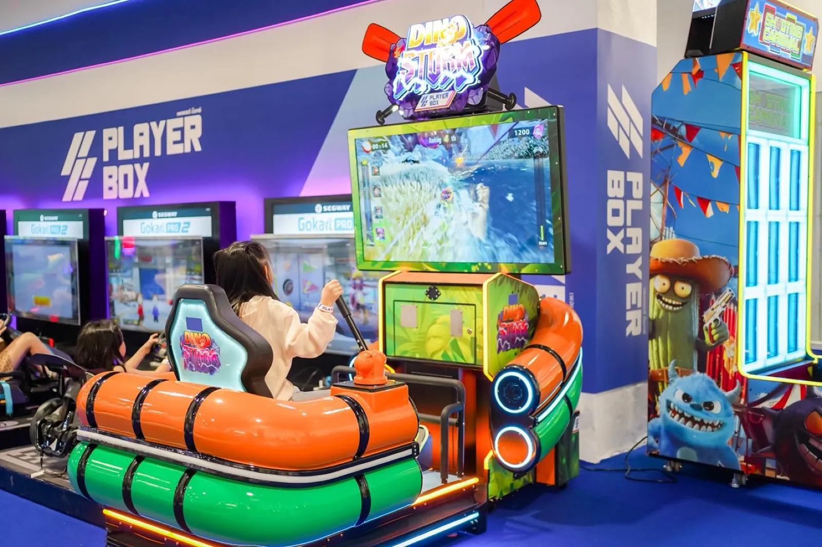 A child rowing the Dino Splash boat-paddle arcade game at Central Rama 3